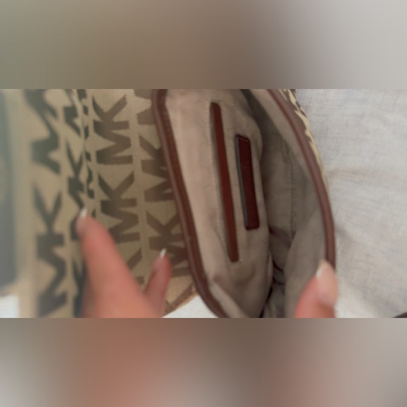 I’m selling a cross body Michael Kors purse. I love this purse and the design. - Picture 3 of 5